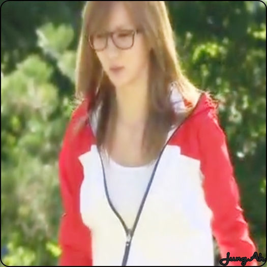 • Cu placere :) .. Pai..cred ca nu..:-? [se aseaza la loc|ii da sucul Ginei]