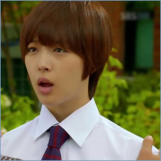 `.. Krys..stai cuminte. :| .. -.- .. :)) ..