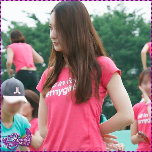 |< .. Nu esti lipita acolo,sa stii. ;;) .. (o ridica tragand-o de par :-") .. Nu-l meriti. :-L ..