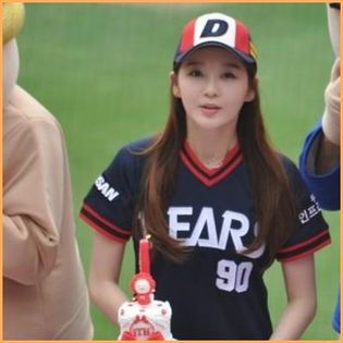 ^^..(se uita la el) Aaa? Aa..da..(deschida cutia,ii da apa)..Poftim..:">..