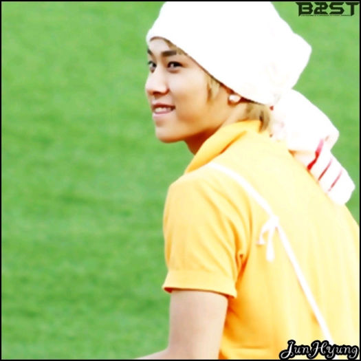 [JH] .. [prinde mingea] ... b-) Nu vreau sa fiu mancat de viu.. :-s [o paseaza la Hyun]