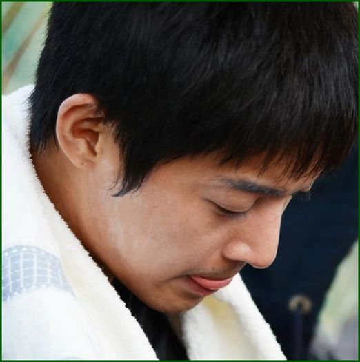 -HJ- [o prinde, fuge cu ea spre poarta, o arunca lui Xiumin]