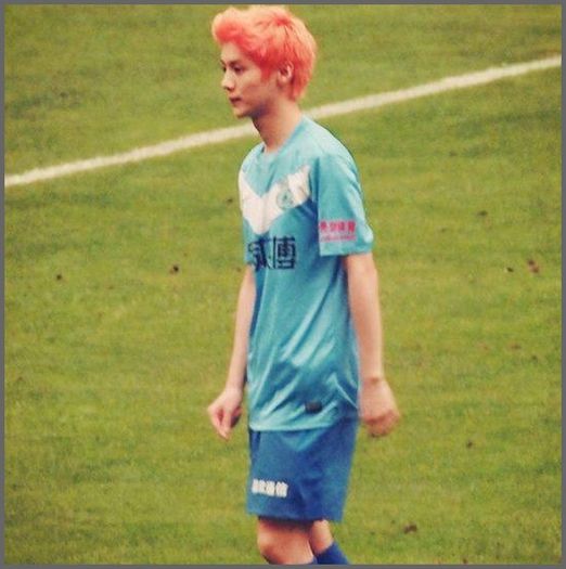 (Kai) ..A VENIT SA MA VADA JUCAND. ;;) ..(prinde mingea,io da lui Junsu)