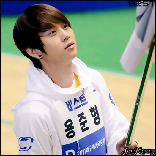 [JH] Asta ma pregateam sa fac! :)) [paseaza mingea la X.]