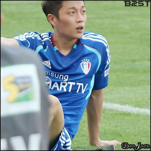 [DJ] .. [se uita la Seob].. :-L Nu, nu e. :) ...Nu stii.. e fata aia blonda.. :)
