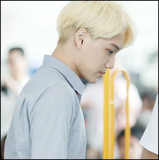 (Kai) ..(se ridica)..:-L..(merge la Junsu) ..Mdaa, imi .. - X - x - STADIUM 3 - x - X