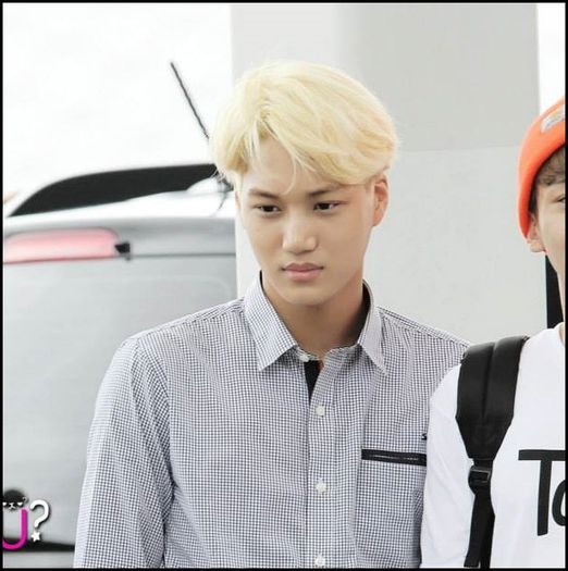 (Kai) ..Pa..pare rau..pentru ce ai aflat. (se intoarce se uita la X) Multumit? - X - x - STADIUM 3 - x - X