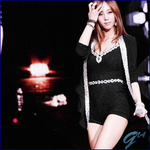 ~> [intra] Aaa..acolo esti..[se duce la Hwa|o trezeste] Vin-o..intarziem..Bye :-h [pleaca cu Hwa]