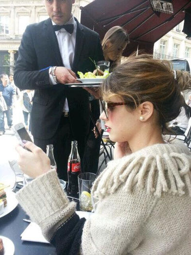 large - Martina Stoessel la Paris - 1