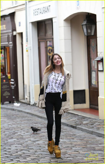 martina-stoessel-paris-pictures-05 - Martina Stoessel la Paris - 1