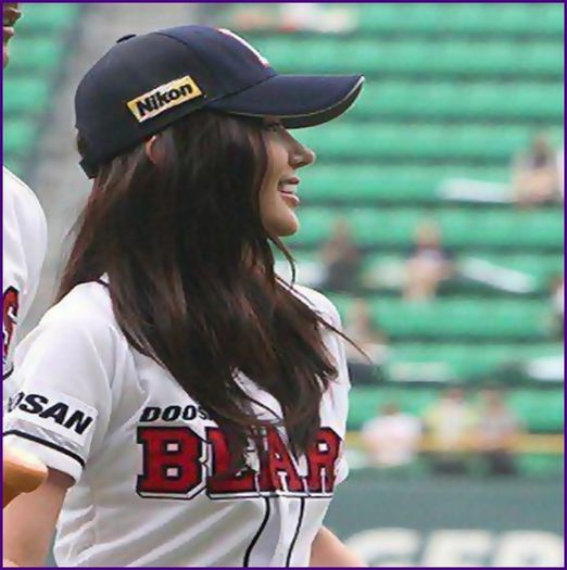 ^.^ [intra] Si am ajuns la.. meci .. Sa terminat, nu ? :-s :))