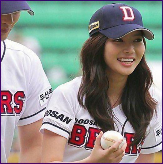 ^.^ Umm, bine. :)) ..[se duce langa JunAh].. :-s :)).