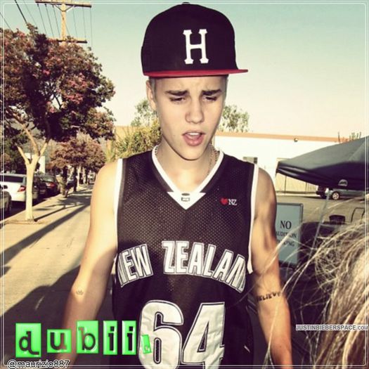 - da` ce are? :l =))) [uitandu-se la tricoul de pe el.