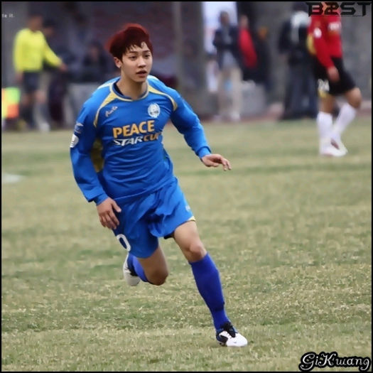 [KK] ...[ia mingea; alearga spre poarta; o da la Bom] - X - x - STADIUM 4 - x - X