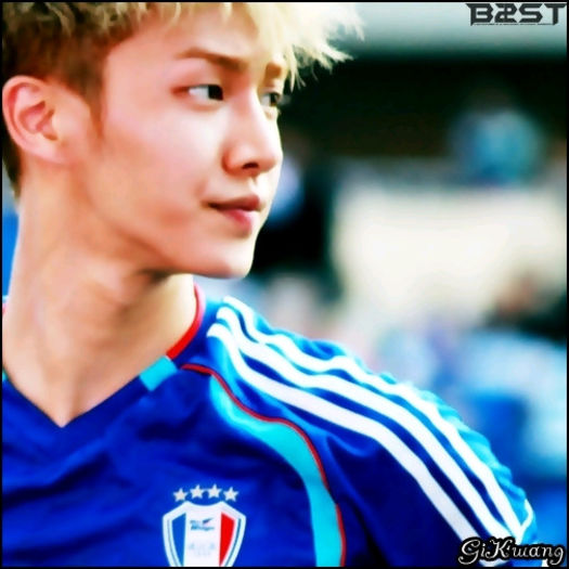 [KK] ..-_-' ..:)) ..Nu`mi pasa.. e GOOOOOOL!!! ..[alearga inapoi catre partea lui de teren] >:) - X - x - STADIUM 4 - x - X