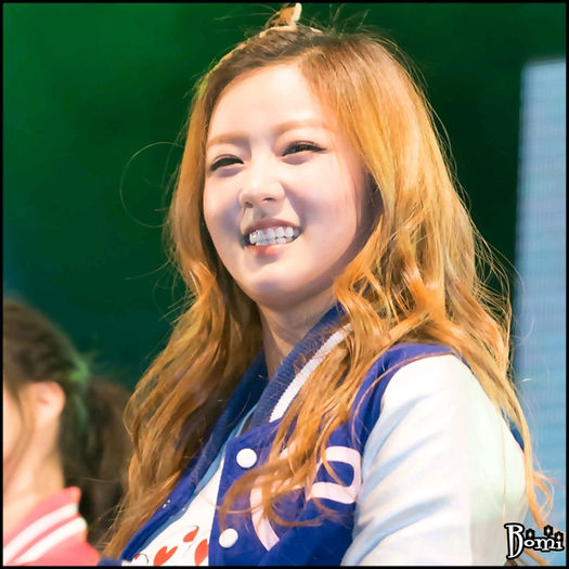 |B| [alearga mai spre mijlocul terenului] Oppa! . - X - x - STADIUM 4 - x - X