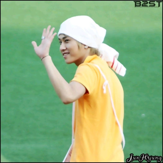 [JH] ...Hmm? .. :-? ...[da mingea la Kik] La ea! - X - x - STADIUM 4 - x - X