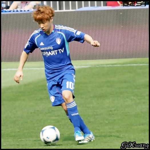 [KK] ...OKI! :)) [ia mingea; alearga spre Bom, o paseaza la ea] POTI! - X - x - STADIUM 4 - x - X