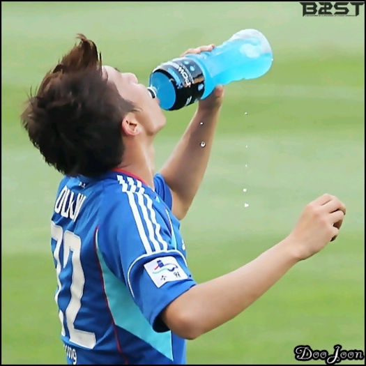 [DJ] ... [se duce isi ia un bidon de apa; se aseaza pe jos; bea] .. #:-S - X - x - STADIUM 4 - x - X