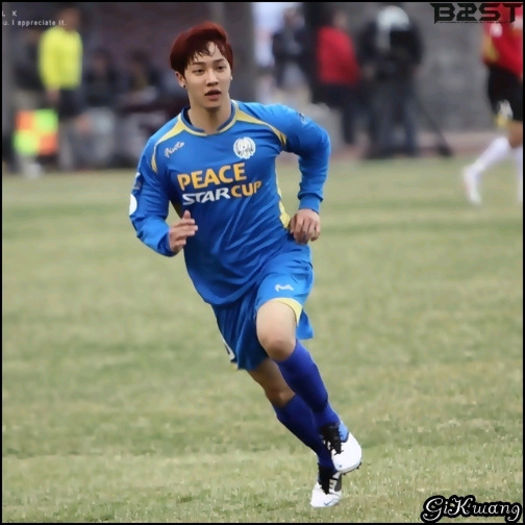 [KK] [se duce in spatele lui Seob, se uita] ..o.O ..GANDAAAC! [fuge in capatul celalat al terenului] - X - x - STADIUM 4 - x - X