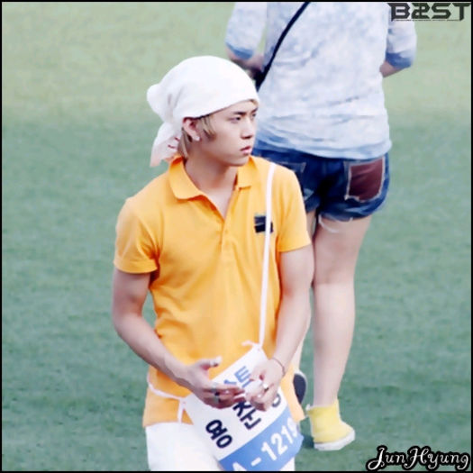 [JH] ...[se duce la Hya, o imbratiseaza] Fiica mea. :)) [se uita pe acolo] ...Unde e Cola? :-< - X - x - STADIUM 4 - x - X