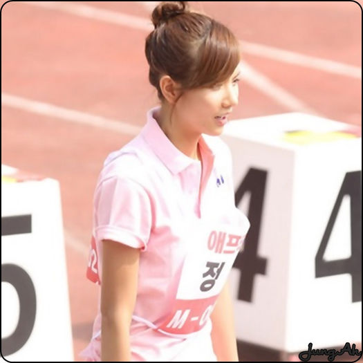 • .:-L [isi scoate telefonul din buzunar|aprinde ecranul] Come on, boys..:-w Si v-o luati..:-w..:)) - X - x - STADIUM 4 - x - X