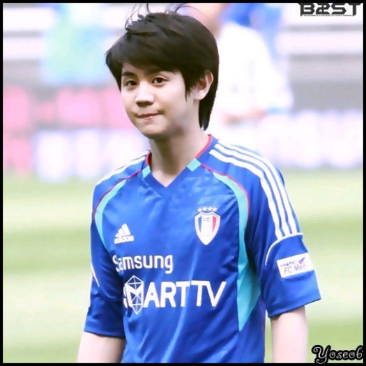 [:X] Boms. :"> [o prinde de umeri; o trage pe spate] BOO! [fuge] :))