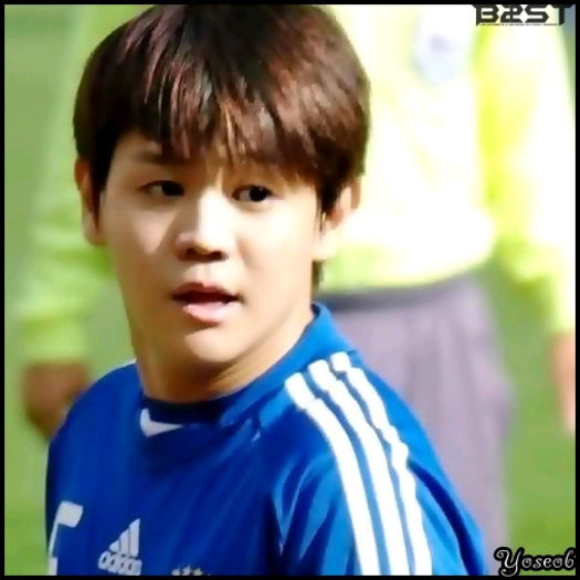 [:X] [alergand; pe undeva :))] ..AICIII! [fuge;se izbeste de JH; cad aman2 jos] ..-__- Capul meuu..