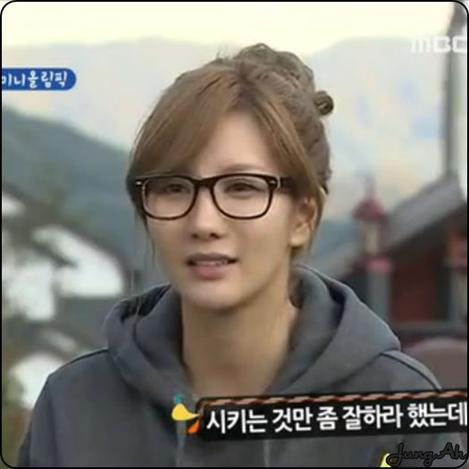 • Pff..nu se vede nimic..[ridica telefonul mai sus] Care e prin apropiere? :-? - X - x - STADIUM 4 - x - X