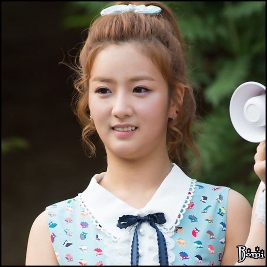 |B| E bine. :"> Sorry. :-s [fuge again;se uita in jur] Yaa..unde sunteti? -.-.