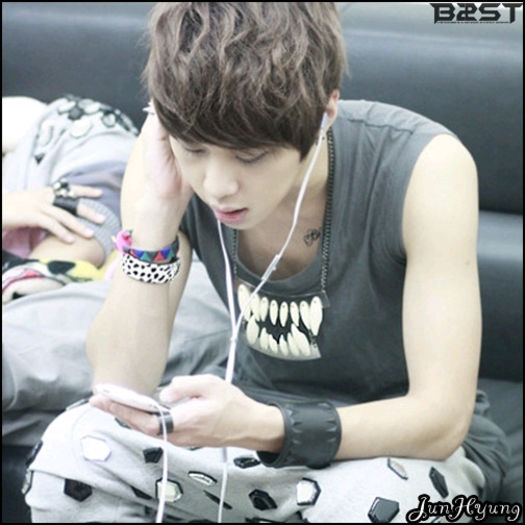 [JH] ..[il suna pe Ki] ...Ki... aa.. ai o patura? Bine.. hai cu ea jos. :D [inchide] - l - x - Episodul 69 - x - l