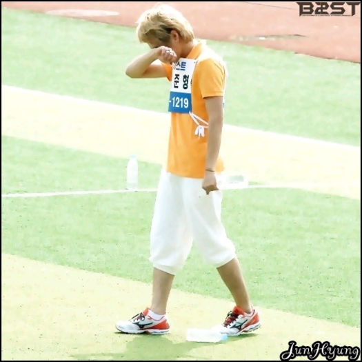 [JH] ..[se ridica] ..(:| ..da.. cum am facut eu cu Hya.. [se sterge la ochisori :3] ..(:| ..:))