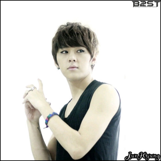 [(:] ..Du`te si te culca.. Hyun :-w Aaaa.. lipseste maknae`ul. :) ;;)