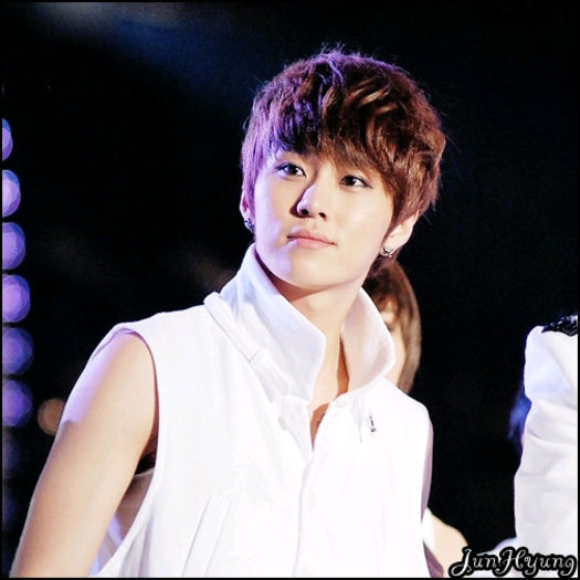 [JH] ..Pai. am venit acum cateva zile pe aici.. si Hoon vorbea cu Seob despre el.. :-?