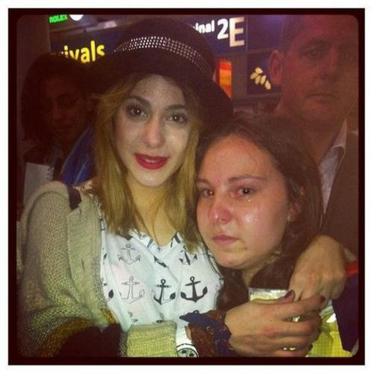 BMrjrfICcAAGCtX - Martina Stoessel la Paris - 1