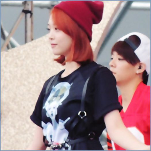 `.. [isi ridica capul] .. Heii JiYoon. :) .. Te plictisesti? Cearta`te cu cineva. :> .. :)) ..