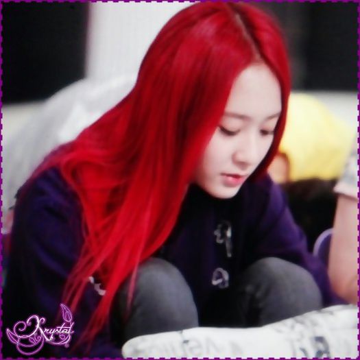 |< .. Nu,mersi. :) .. Heii. El. :-? .. (aratand spre HeeChul) ..
