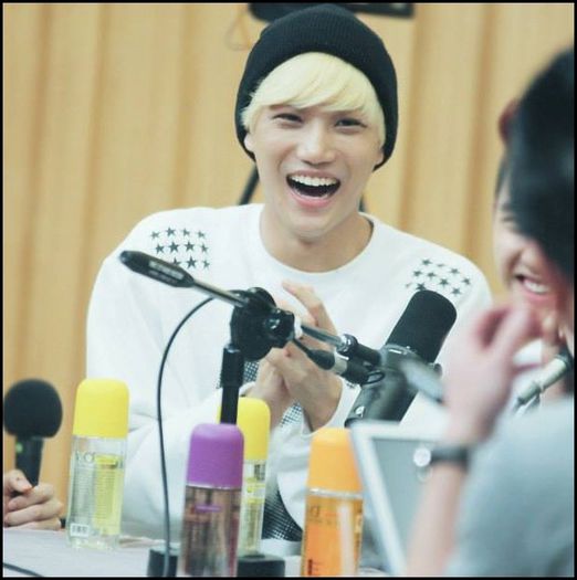 (Kai) ..Woaaa, NOONA CE FIERBINTE ESTI ASTAZI. :))=)) ..(cantand TM) ..:))=))