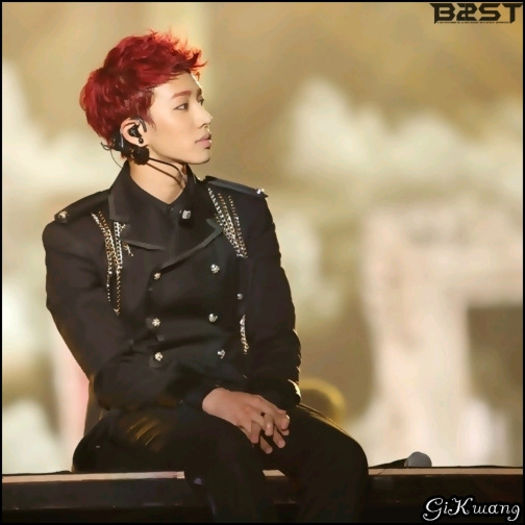 [KK] ..Ahh.. dar voiam.. :-< ...daca vine azi.. o si sarut. :))=)) [brb -_-]