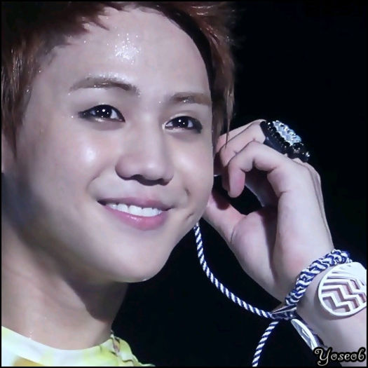 [:X] ...Kik.. ea e Hwe. :) [arand spre ea] ..Adica.. Ji? ..:-s...Faci si tu una?:))