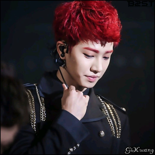 [KK]  ..[se uita la Seob] ...O iei razna ca si DW cu Bomi? -_- ..Aa.. eu nu stiu unde e ..camera ei.
