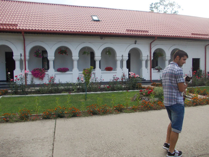 nepotul nostru ..a luat o....la Bucuresti cu ea