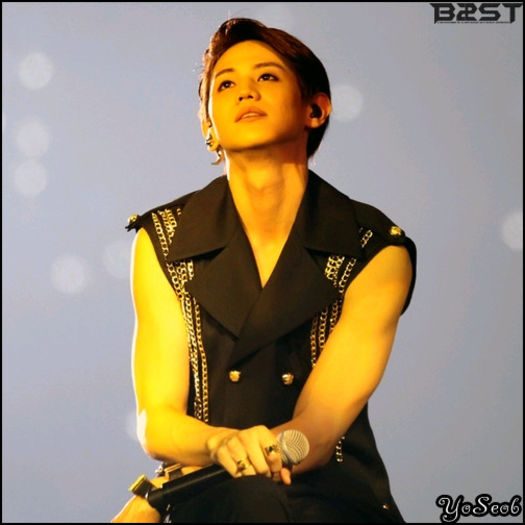 [:X] ..[se uita la ea cu ura] :-L [se uita la Bomi] ..Nu iei loc? :3