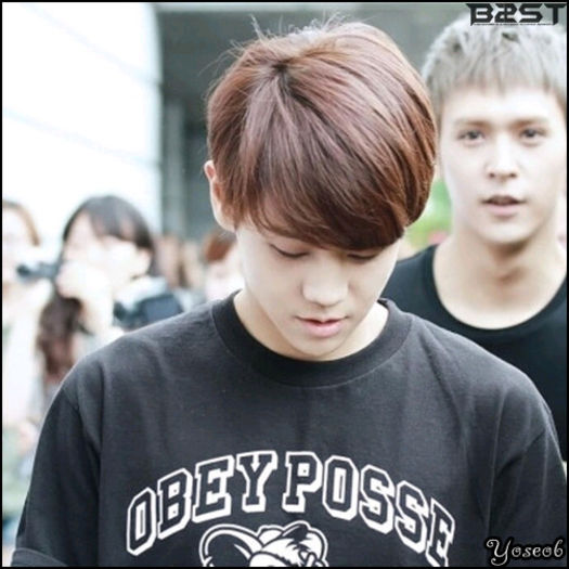 [:X] ...Aaa.. Ji.. :-s ...[isi scoate telefonul; scrie un sms] ...:D ..