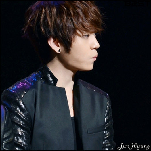 [JH] ..:)) ..[o prinde de maini] ...:-w Apa.. [arata cu capul spre piscina] ...te cheama. :-w