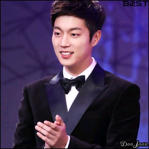 [DJ] ..Gen... [intinde mana pana la Bomi :)); o impunge cu degetul in brat] tu? ..:-w