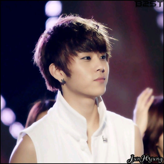 [Jh] ..Mmm.. Mhm.. [se apleaca putin in fata; inchide ochisorii] ..Domnisoara hair stylist.. :3