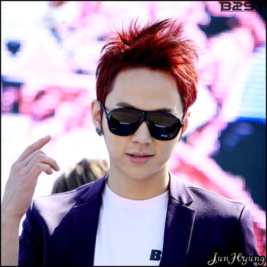 [JH] ...Yaaa.. :-w Eu nu sunt ca si `oppa` al tau. :-w pastreaza distanta. :-w