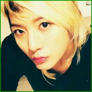 ¤ Chiar? :o3 ..(işi scoate din jachetă o cutiuţă frumos ambalată) ..:-"