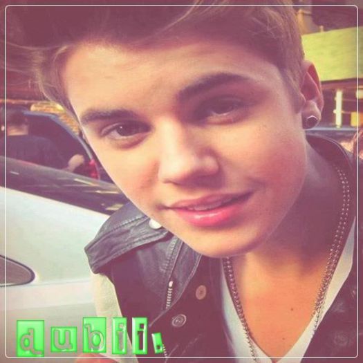 - aici suuuuuunt. :D =)))) [apare in spatele ei.